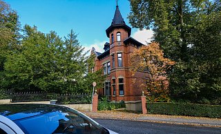 Wie ein kleines Märchenschloss: Die Hingucker-Villa in bester Lage hat Ward vom kinderlosen Freund ihrer Mutter geerbt. Und ihm ein Versprechen gegeben. - Andreas Zobe Wie ein kleines Märchenschloss: Die Hingucker-Villa in bester Lage hat Ward vom kinderlosen Freund ihrer Mutter geerbt. Und ihm ein Versprechen gegeben. - Andreas Zobe
