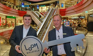 Loom-Manager Michael Latz (l.) übergibt einem symbolischen Schlüssel an seinen Nachfolger Jan Tangerding. - Andreas Zobe Loom-Manager Michael Latz (l.) übergibt einem symbolischen Schlüssel an seinen Nachfolger Jan Tangerding. - Andreas Zobe