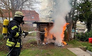 In der Nähe eines Gebäudes an der Ludwig-Eichholz-Straße brannte am Sonntag in Höxter ein Unterstand. - Feuerwehr Höxter In der Nähe eines Gebäudes an der Ludwig-Eichholz-Straße brannte am Sonntag in Höxter ein Unterstand. - Feuerwehr Höxter