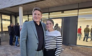 Amtsinhaber Nicolas Aisch und seine Frau Michaela müssen lange auf die Ergebnisse warten. Am Ende zeichnet sich aber ein klarers Bild ab. Aisch bleibt Bürgermeister in Borgentreich - Torsten Wegener Amtsinhaber Nicolas Aisch und seine Frau Michaela müssen lange auf die Ergebnisse warten. Am Ende zeichnet sich aber ein klarers Bild ab. Aisch bleibt Bürgermeister in Borgentreich - Torsten Wegener
