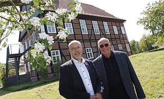 Achim Bädorf, (r.) geschäftsführender Vorsitzender des Verbandes deutscher Kneippheilbäder und Kneippkurorte, und Bad Wünnenbergs Bürgermeister Christian Carl freuen sich auf einen regen Austausch bei der Frühjahrstagung. - Uwe Müller Achim Bädorf, (r.) geschäftsführender Vorsitzender des Verbandes deutscher Kneippheilbäder und Kneippkurorte, und Bad Wünnenbergs Bürgermeister Christian Carl freuen sich auf einen regen Austausch bei der Frühjahrstagung. - Uwe Müller