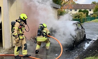An der Raabestraße stand der Renault Clio zwischen einer Garage und einem leerstehenden Haus in Flammen. - Ralph Meyer An der Raabestraße stand der Renault Clio zwischen einer Garage und einem leerstehenden Haus in Flammen. - Ralph Meyer