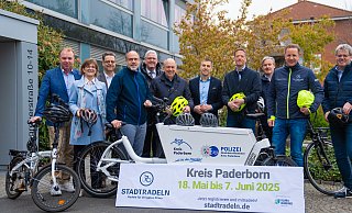 Ulrich Lange (Bad Lippspringe), Ute Dülfer (Lichtenau), Markus Tempelmann (Paderborn), Christian Carl (Bad Wünnenberg), Werner Peitz (Delbrück), Landrat Christoph Rüther, Burkhard Schwuchow (Büren), Matthias Möllers (Altenbeken), Michael Berens (Hövelhof), Ulrich Berger (Salzkotten) und Uwe Gockel (Borchen) freuen sich aufs Radeln. - Kreis Paderborn Ulrich Lange (Bad Lippspringe), Ute Dülfer (Lichtenau), Markus Tempelmann (Paderborn), Christian Carl (Bad Wünnenberg), Werner Peitz (Delbrück), Landrat Christoph Rüther, Burkhard Schwuchow (Büren), Matthias Möllers (Altenbeken), Michael Berens (Hövelhof), Ulrich Berger (Salzkotten) und Uwe Gockel (Borchen) freuen sich aufs Radeln. - Kreis Paderborn