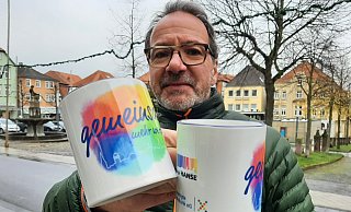 Zum Weihnachtsmarkt in der Neustadt hatte Wilm Pollmann von der Lenkungsgruppe der "Warburger Hanse" eigens aufgelegte Tassen vorgestellt. Mit der Aufschrift "Gemeinsam mehr wert" sollen sie bei Events zum Einsatz kommen. - Dieter Scholz Zum Weihnachtsmarkt in der Neustadt hatte Wilm Pollmann von der Lenkungsgruppe der "Warburger Hanse" eigens aufgelegte Tassen vorgestellt. Mit der Aufschrift "Gemeinsam mehr wert" sollen sie bei Events zum Einsatz kommen. - Dieter Scholz