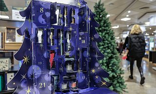 Ein Adventskalender mit Pflegeprodukten steht in einem Kaufhaus. - Oliver Berg/dpa Ein Adventskalender mit Pflegeprodukten steht in einem Kaufhaus. - Oliver Berg/dpa