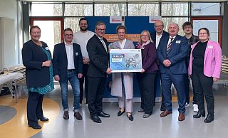 Bürgermeister Michael Dreier, NRW-Wirtschaftsministerin Ina Brandes und Beate Wilper vom Zdi-Zentrum der Wirtschaftsförderung haben die Förderzusage für Paderborn überreicht. - Jule Prietzel Bürgermeister Michael Dreier, NRW-Wirtschaftsministerin Ina Brandes und Beate Wilper vom Zdi-Zentrum der Wirtschaftsförderung haben die Förderzusage für Paderborn überreicht. - Jule Prietzel