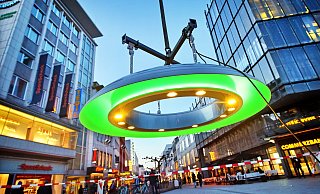 Die erste „Nachtsonne“ am Jahnplatz leuchtet bei bedarf auch in Neon-Grün. - Barbara Franke Die erste „Nachtsonne“ am Jahnplatz leuchtet bei bedarf auch in Neon-Grün. - Barbara Franke