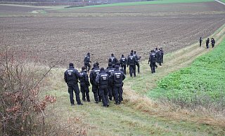 Polizisten duchkämmen den Acker zwischen Warburg und Ossendorf, auf dem der Tote entdeckt worden war. - Dieter Scholz Polizisten duchkämmen den Acker zwischen Warburg und Ossendorf, auf dem der Tote entdeckt worden war. - Dieter Scholz