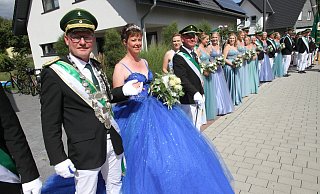 Das Königspaar Klaus Bertelsmeier und seine Partnerin Lea Vossebürger zusammen mit ihrem Hofstaat beim Schützenfest in Holsen. - Johannes Büttner Das Königspaar Klaus Bertelsmeier und seine Partnerin Lea Vossebürger zusammen mit ihrem Hofstaat beim Schützenfest in Holsen. - Johannes Büttner