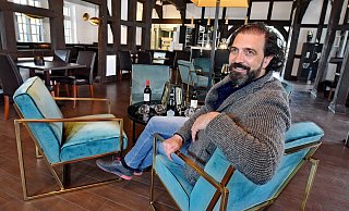 Eine moderne Lounge hat Gianni Mete mitten im rustikalen Ambiente platziert. Pendelleuchten und Stehlampen spenden gedämpftes Licht. - Barbara Franke Eine moderne Lounge hat Gianni Mete mitten im rustikalen Ambiente platziert. Pendelleuchten und Stehlampen spenden gedämpftes Licht. - Barbara Franke