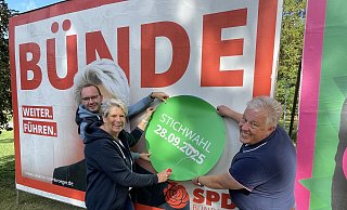Direkt nach dem Wahlabend: Philipp Kollmeier (v.l.), Susanne Rutenkröger und Ralf Brinkmann kleben so genannte "Störer" auf die Wahlplakate, mit denen sie auf das Datum der Stichwahl am 28. September hinweisen. - Natalie Gottwald Direkt nach dem Wahlabend: Philipp Kollmeier (v.l.), Susanne Rutenkröger und Ralf Brinkmann kleben so genannte "Störer" auf die Wahlplakate, mit denen sie auf das Datum der Stichwahl am 28. September hinweisen. - Natalie Gottwald