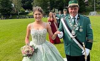 Julian Dissen und Laurena Freund sind das Kleinenberger Königspaar. - St.-Sebastian-Schützenbruderschaft Kleinenberg Julian Dissen und Laurena Freund sind das Kleinenberger Königspaar. - St.-Sebastian-Schützenbruderschaft Kleinenberg
