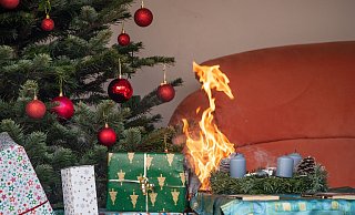 Schäden an beweglichen Gegenständen, wie Möbeln oder Weihnachtsgeschenken, sind bei Beschädigung durch Feuer oder Löschwasser von der Hausratversicherung gedeckt. - Zacharie Scheurer/dpa-tmn Schäden an beweglichen Gegenständen, wie Möbeln oder Weihnachtsgeschenken, sind bei Beschädigung durch Feuer oder Löschwasser von der Hausratversicherung gedeckt. - Zacharie Scheurer/dpa-tmn