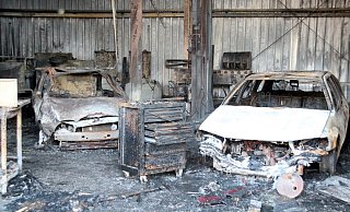 Völlig zerstört: Am Morgen danach geht der Blick in die ausbrannte Lagerhalle, wo neben Autos auch Schmierstoffe und ähnliches gelagert waren. - Burkhard Battran Völlig zerstört: Am Morgen danach geht der Blick in die ausbrannte Lagerhalle, wo neben Autos auch Schmierstoffe und ähnliches gelagert waren. - Burkhard Battran