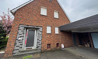 Die Türen im Haus des 85-jährigen Opfers sind auch nach 124 Tagen immer noch versiegelt. Der Briefkasten quillt über. Alles wirkt trostlos, grau und verlassen. Nur der Kirschblütenbaum (links am Haus) bringt etwas Farbe an den Tatort. - Wolfgang Wotke Die Türen im Haus des 85-jährigen Opfers sind auch nach 124 Tagen immer noch versiegelt. Der Briefkasten quillt über. Alles wirkt trostlos, grau und verlassen. Nur der Kirschblütenbaum (links am Haus) bringt etwas Farbe an den Tatort. - Wolfgang Wotke