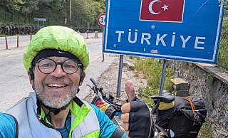Rainer Stephan aus dem Kreis Gütersloh beim Erreichen der türkischen Grenze. - Privat Rainer Stephan aus dem Kreis Gütersloh beim Erreichen der türkischen Grenze. - Privat