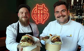 Japanische Burger servieren jetzt Florian Kulling und Jan Hunke - Wolfgang Rudolf Japanische Burger servieren jetzt Florian Kulling und Jan Hunke - Wolfgang Rudolf