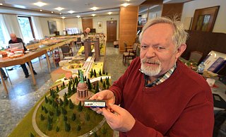 Kultgastronom Rolf Ortmeier nutzt die Historische Gaststätte "Zur Linde" in Gütersloh während der Betriebsferien, um sein kreatives Hobby auszuleben. - sport/presse/foto Dünhölter Kultgastronom Rolf Ortmeier nutzt die Historische Gaststätte "Zur Linde" in Gütersloh während der Betriebsferien, um sein kreatives Hobby auszuleben. - sport/presse/foto Dünhölter