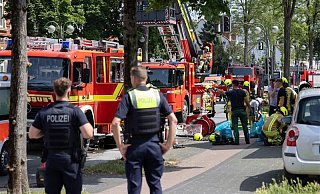 Für den Feuerwehreinsatz wegen eines Kellerbrandes musste die Detmolder Straße in Bad Lippspringe voll gesperrt werden. - Niklas Tüns Für den Feuerwehreinsatz wegen eines Kellerbrandes musste die Detmolder Straße in Bad Lippspringe voll gesperrt werden. - Niklas Tüns