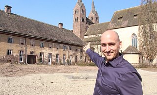 Geschäftsführer Jan Sommer im Remtergarten hinter der Abteikirche. - Burkhard Battran Geschäftsführer Jan Sommer im Remtergarten hinter der Abteikirche. - Burkhard Battran