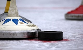 Beim Eisstockschießen geht es darum möglichst nah an den Zielstein, die Daube, heranzukommen. - (Archivbild) Torsten Wegener Beim Eisstockschießen geht es darum möglichst nah an den Zielstein, die Daube, heranzukommen. - (Archivbild) Torsten Wegener