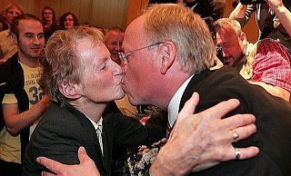Kuss von der Mutter: Pit Clausen am Abend der Wahl 2009 im Rathaussaal. - Andreas Zobe Kuss von der Mutter: Pit Clausen am Abend der Wahl 2009 im Rathaussaal. - Andreas Zobe