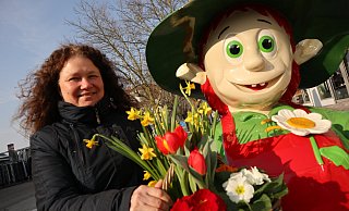 Frühblüher: Gartenschau-Geschäftsführerin Erika Josephs und Maskottchen Lippolino werben um Besucher für Bad Lippspringe. Frühblüher: Gartenschau-Geschäftsführerin Erika Josephs und Maskottchen Lippolino werben um Besucher für Bad Lippspringe.