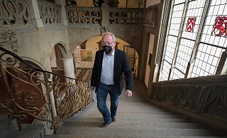 Bei der Pressekonferenz verkündet OB Pit Clausen neue Maßnahmen für die Bielefelder Schulen. - Andreas Zobe Bei der Pressekonferenz verkündet OB Pit Clausen neue Maßnahmen für die Bielefelder Schulen. - Andreas Zobe