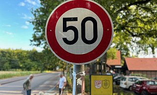 Auf einem 230 Meter langen Teilstück des Postdamms in Gütersloh darf der Verkehr nun mit Tempo 50 rollen. - Christian Bröder Auf einem 230 Meter langen Teilstück des Postdamms in Gütersloh darf der Verkehr nun mit Tempo 50 rollen. - Christian Bröder