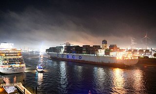 Chinesische Investitionen - wie hier beim Container-Terminal Tollerort in Hamburg - werden zunehmend kritisch gesehen. - Jonas Walzberg/dpa Chinesische Investitionen - wie hier beim Container-Terminal Tollerort in Hamburg - werden zunehmend kritisch gesehen. - Jonas Walzberg/dpa