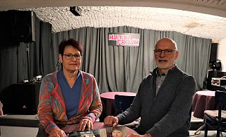 Das neue Vorstandsduo mit Sabine Dietrich und Werner Porrmann liebt den urigen Veranstaltungsort im Keller. - Simone Flörke Das neue Vorstandsduo mit Sabine Dietrich und Werner Porrmann liebt den urigen Veranstaltungsort im Keller. - Simone Flörke