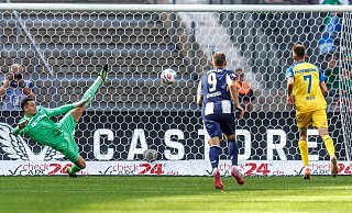Filip Bilbija (r. ) überwindet Hertha-Torwart Tjark Ernst bei einem Strafstoß zum 2:0. - Andreas Gora/dpa Filip Bilbija (r. ) überwindet Hertha-Torwart Tjark Ernst bei einem Strafstoß zum 2:0. - Andreas Gora/dpa