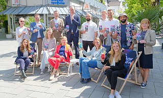 Sie alle haben ein Ziel: Sie wollen der Innenstadt trotz Großbaustelle in der Klosterstraße ein sommerliches und leichters Flair verpassen. Deshalb bespielen die Angebote der Sommerbühne 2025 vor allem die Baustelle. - Nicole Bliesener Sie alle haben ein Ziel: Sie wollen der Innenstadt trotz Großbaustelle in der Klosterstraße ein sommerliches und leichters Flair verpassen. Deshalb bespielen die Angebote der Sommerbühne 2025 vor allem die Baustelle. - Nicole Bliesener