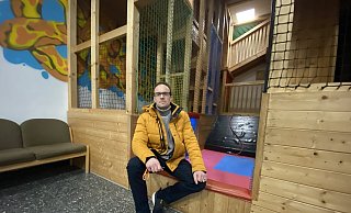 Matthias Husemann sitzt am Eingang des Bällebads im Giraffenland. - Dirk Windmöller Matthias Husemann sitzt am Eingang des Bällebads im Giraffenland. - Dirk Windmöller
