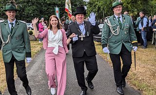 Markus und Nadine Vogt sind das neue Königspaar der Schützenbruderschaft St. Georg Riesel. - Burkhard Battran Markus und Nadine Vogt sind das neue Königspaar der Schützenbruderschaft St. Georg Riesel. - Burkhard Battran