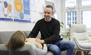 Jonas Küppers studierte an der Fachhochschule des Mittelstands im Studiengang B.Sc. Hebammenwissenschaft. Im Studium erlangte er unter anderem auch Wirtschafts- und Management-Kompetenz. So konnte er sich bereits wenige Monate nach seinem Abschluss selbstständig machen. - Fachhochschule des Mittelstands Jonas Küppers studierte an der Fachhochschule des Mittelstands im Studiengang B.Sc. Hebammenwissenschaft. Im Studium erlangte er unter anderem auch Wirtschafts- und Management-Kompetenz. So konnte er sich bereits wenige Monate nach seinem Abschluss selbstständig machen. - Fachhochschule des Mittelstands