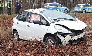 Der Honda geriet ins Schleudern und überschlug sich auf einer Rodungsfläche. - Polizei Höxter Der Honda geriet ins Schleudern und überschlug sich auf einer Rodungsfläche. - Polizei Höxter