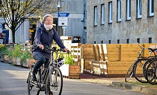 Mit dem Rad lässt sich die City gut erreichen - doch nach wie vor bevorzugen die meisten das Auto. Viele Besuchzer wünschen sich auch mehr Grün, eine schönere (Außen-)Gestaltung, mehr Sitz- und Spielmöglichkeiten. - Barbara Franke Mit dem Rad lässt sich die City gut erreichen - doch nach wie vor bevorzugen die meisten das Auto. Viele Besuchzer wünschen sich auch mehr Grün, eine schönere (Außen-)Gestaltung, mehr Sitz- und Spielmöglichkeiten. - Barbara Franke