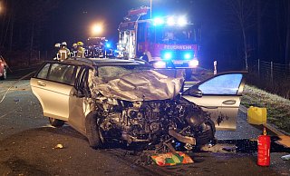 Bei einer Massenkarambolage auf der Landstraße 776 in Höhe des Flughafens Paderborn/Lippstadt wurde am Samstagabend eine Person getötet. Sechs weitere wurden verletzt, zwei von ihnen schwer. - Ralph Meyer Bei einer Massenkarambolage auf der Landstraße 776 in Höhe des Flughafens Paderborn/Lippstadt wurde am Samstagabend eine Person getötet. Sechs weitere wurden verletzt, zwei von ihnen schwer. - Ralph Meyer