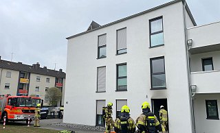 Die gesamte Erdgeschosswohnung wird durch das Feuer stark in Mitleidenschaft gezogen. Brandspuren an der Fassade zeugen von der starken Rauchentwicklung. - Ralph Meyer Die gesamte Erdgeschosswohnung wird durch das Feuer stark in Mitleidenschaft gezogen. Brandspuren an der Fassade zeugen von der starken Rauchentwicklung. - Ralph Meyer