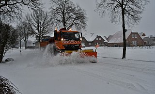 Mächtig zu tun hatten die Räumdienste. Im Bild schiebt ein Fahrzeug des Hövelhofer Bauhofs Schnee auf der Sennestraße zur Seite. - Raphael Athens Mächtig zu tun hatten die Räumdienste. Im Bild schiebt ein Fahrzeug des Hövelhofer Bauhofs Schnee auf der Sennestraße zur Seite. - Raphael Athens