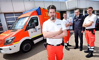 Die Helfer der Rettungswache 10, Kay Deckenbrock (v.l., Notfallsanitäter), Nikolai Eickelmann (Rettungssanitäter), Carsten Kroll (zweiter Feuerwehrchef) und Benedikt Benndorf (Notfallsanitäter-Azubi) decken nun Notfälle in Sennestadt und Umgebung ab. - Barbara Franke Die Helfer der Rettungswache 10, Kay Deckenbrock (v.l., Notfallsanitäter), Nikolai Eickelmann (Rettungssanitäter), Carsten Kroll (zweiter Feuerwehrchef) und Benedikt Benndorf (Notfallsanitäter-Azubi) decken nun Notfälle in Sennestadt und Umgebung ab. - Barbara Franke