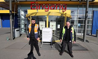 Diyar Akman (li.) und Vialy Boos vom Sicherheitsdienst Trias aus Bielefeld lassen keinen mehr in das Möbelgeschäft Ikea rein. - Wolfgang Rudolf Diyar Akman (li.) und Vialy Boos vom Sicherheitsdienst Trias aus Bielefeld lassen keinen mehr in das Möbelgeschäft Ikea rein. - Wolfgang Rudolf