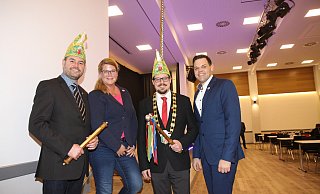 Hofmarschall Andreas Volmer (v. l.), Julia Claes von den Kumpelstilzchen, Karnevalsprinz Marc Obermann und Dominik Thiet, Präsident der Steinheimer Karnvalsgesellschaft, freuen sich auf schöne Veranstaltungen in der nun bestens ausgestatteten Steinheimer Stadthalle. - Hermann Ludwig Hofmarschall Andreas Volmer (v. l.), Julia Claes von den Kumpelstilzchen, Karnevalsprinz Marc Obermann und Dominik Thiet, Präsident der Steinheimer Karnvalsgesellschaft, freuen sich auf schöne Veranstaltungen in der nun bestens ausgestatteten Steinheimer Stadthalle. - Hermann Ludwig