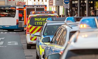 Polizei, Rettungskräfte und Notärzte sind am Freitag vor Ort. - Christian Mathiesen Polizei, Rettungskräfte und Notärzte sind am Freitag vor Ort. - Christian Mathiesen
