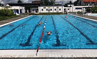 Die ersten Schwimmer ziehen in der Sälzer Lagune ihre Bahnen trotz des wechselhaften Wetters über Pfingsten. - Anna Klinge Die ersten Schwimmer ziehen in der Sälzer Lagune ihre Bahnen trotz des wechselhaften Wetters über Pfingsten. - Anna Klinge