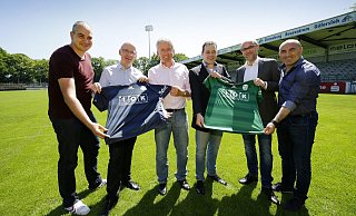 Oliver Eichstädt, Frank Müther, Hans-Hermann Kirschner, Thomas Bramsiepe und Christian Martin und Fatmir Vata zeigten die Trikots, in denen der FC Gütersloh künftig im Heidewald spielt. - Henrik Martinschledde Oliver Eichstädt, Frank Müther, Hans-Hermann Kirschner, Thomas Bramsiepe und Christian Martin und Fatmir Vata zeigten die Trikots, in denen der FC Gütersloh künftig im Heidewald spielt. - Henrik Martinschledde