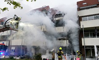 Ein Balkonbrand im Erdgeschoss greift in Windeseile auf die angrenzende Wohnung und die darüberliegenden Geschosse über. - Ralph Meyer Ein Balkonbrand im Erdgeschoss greift in Windeseile auf die angrenzende Wohnung und die darüberliegenden Geschosse über. - Ralph Meyer