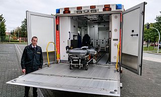 Die Hebebühne bewegt bis zu 1,5 Tonnen, und die Schwerlasttrage ist bis zu 350 Kilogramm belastbar, sagt Michael Beivers, Abteilungsleiter Rettungsdienst bei der Feuerwehr Paderborn. - Ralph Meyer Die Hebebühne bewegt bis zu 1,5 Tonnen, und die Schwerlasttrage ist bis zu 350 Kilogramm belastbar, sagt Michael Beivers, Abteilungsleiter Rettungsdienst bei der Feuerwehr Paderborn. - Ralph Meyer