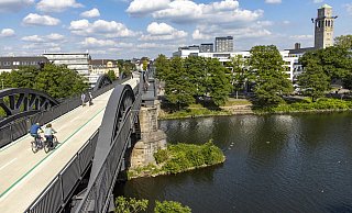 In Mülheim an der Ruhr führt der Radschnellweg "RS1" über eine ehemalige Eisenbahnbrücke. - picture alliance/dpa In Mülheim an der Ruhr führt der Radschnellweg "RS1" über eine ehemalige Eisenbahnbrücke. - picture alliance/dpa
